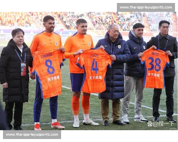 泰山队场边争议事件：彭欣力替补登场 2 分钟染红离场